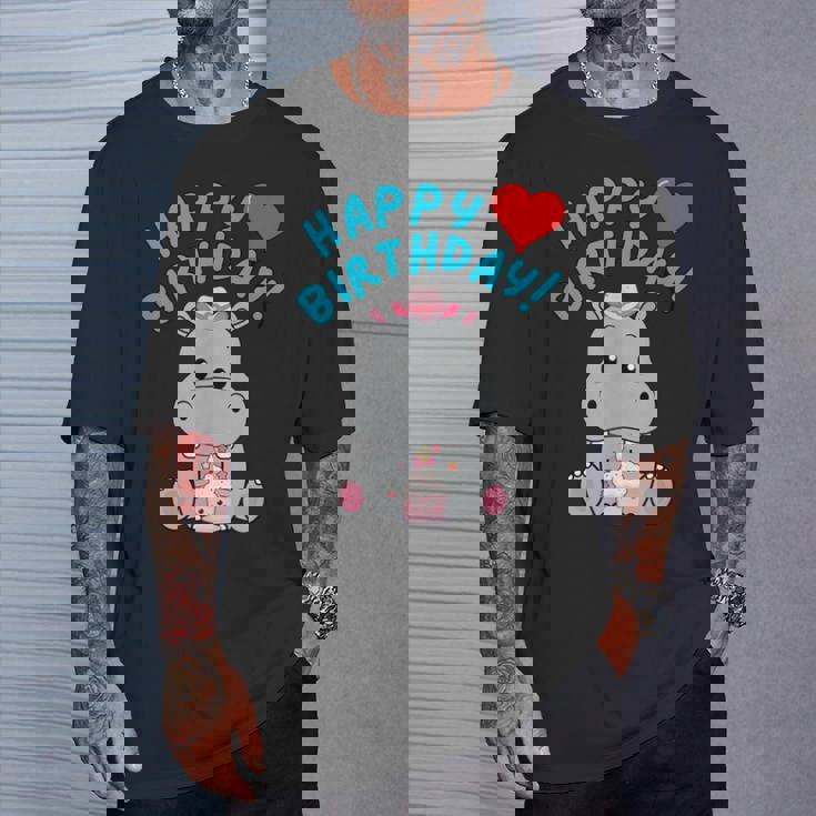 誕生日おめでとうギフト かわいいカバが彼女の誕生日を祝います Tシャツ 彼への贈り物