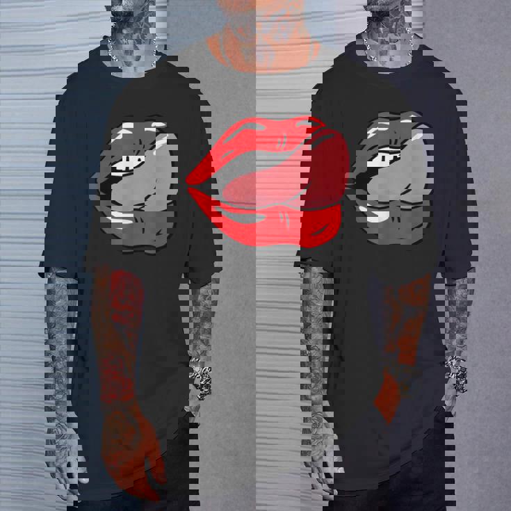赤い唇を舐めるロックンロールグラフィック。 Tシャツ 彼への贈り物