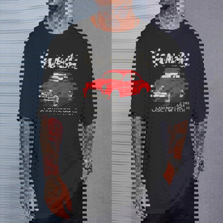 還暦祝い 車好き 父 男性 レトロ クラシックカー60歳 Classic Never Gets Old Tシャツ 彼への贈り物