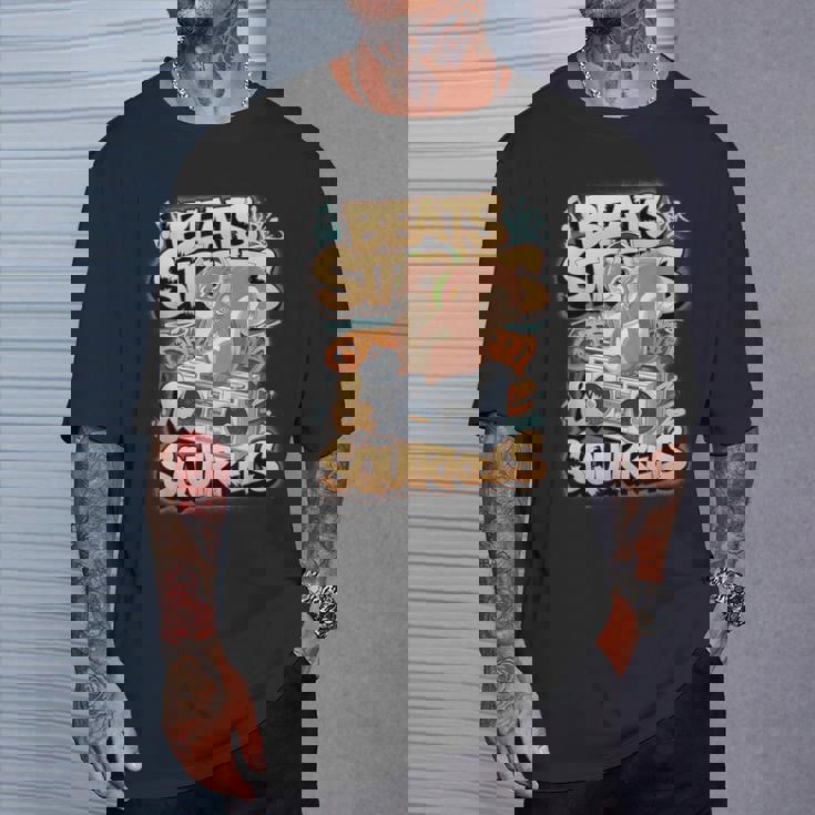 都市公園の都会のリス スタイリッシュで楽しいどんぐりアドベンチャー Tシャツ 彼への贈り物