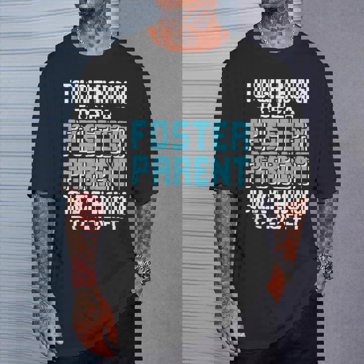 里親になるには十分な強さと情熱 Tシャツ 彼への贈り物