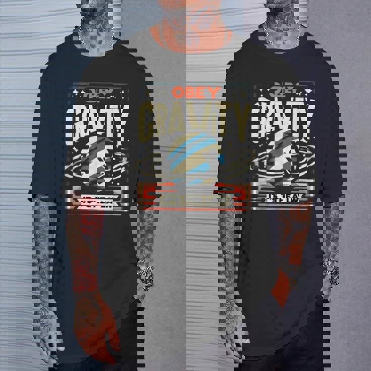 重力に従いなさい、それが法です Obey Gravity It's The Law Tシャツ 彼への贈り物
