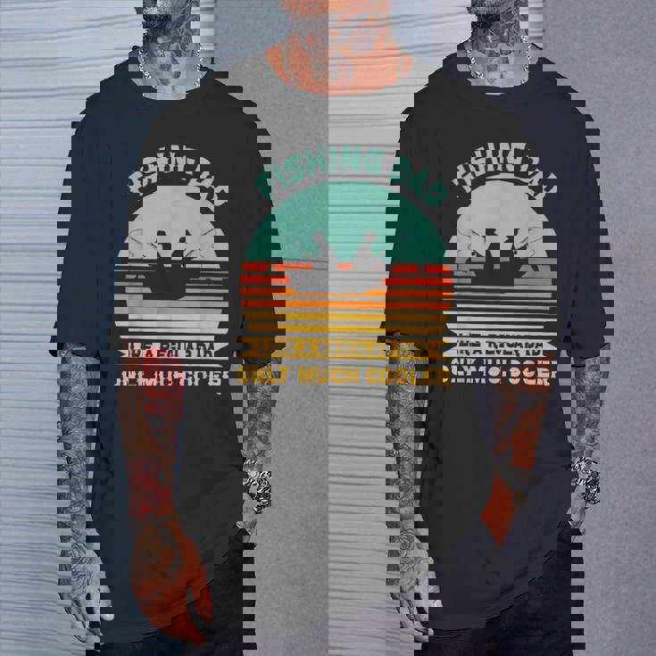 釣りバカ日誌 普通のパパよりカッコイイ！？ おとっつぁん フィッシャー 父 魚 フィッシング Tシャツ 彼への贈り物