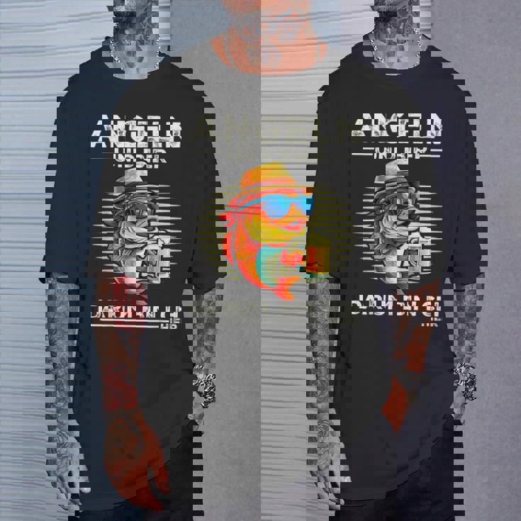 釣り人の服 面白いことわざ釣りとビールサーモンデザイン Tシャツ 彼への贈り物