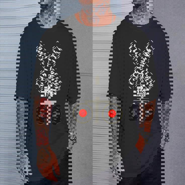 鉄道 踏切 ライト トラック 道路標識 Tシャツ 彼への贈り物