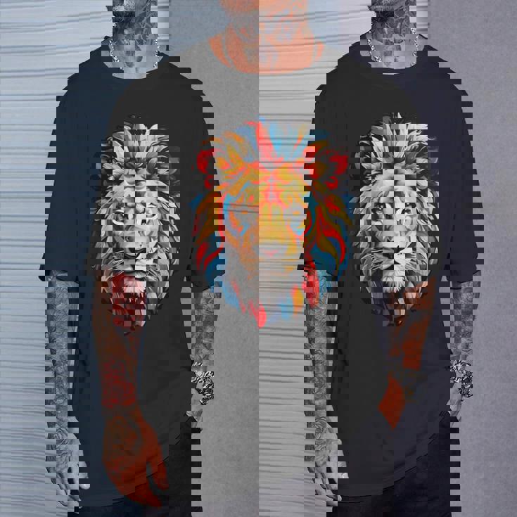 雄大なライオンヘッド 赤、黄、青の芸術的なたてがみ Tシャツ 彼への贈り物