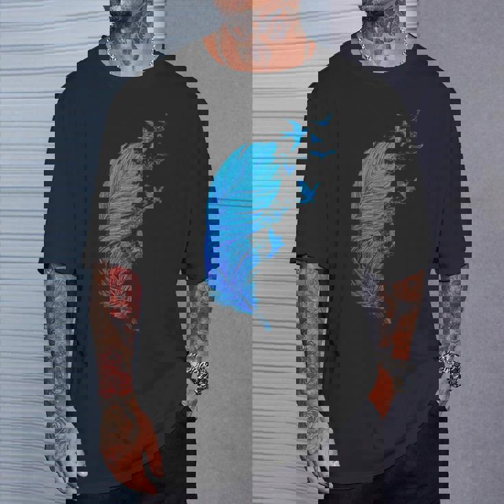 青い羽と鳥が飛んでいる青い羽 キュートでスタイリッシュ Tシャツ 彼への贈り物