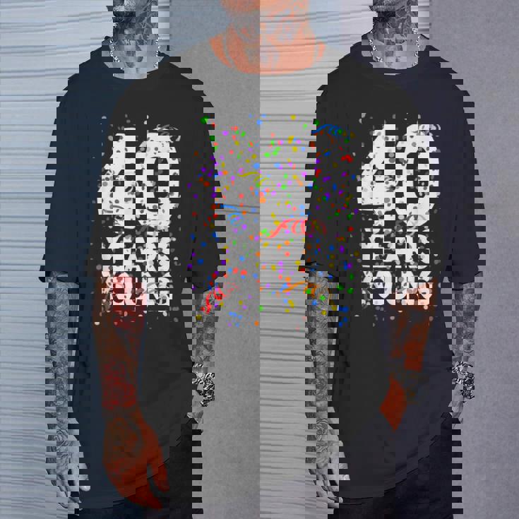 面白 40 Years Young Happy 40Th Birthday シャツ メンズ レディース Tシャツ 彼への贈り物