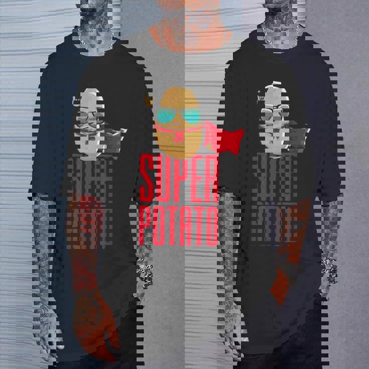 面白いかわいいスーパーポテトアニメ衣装グラフィックデザイン。 Tシャツ 彼への贈り物