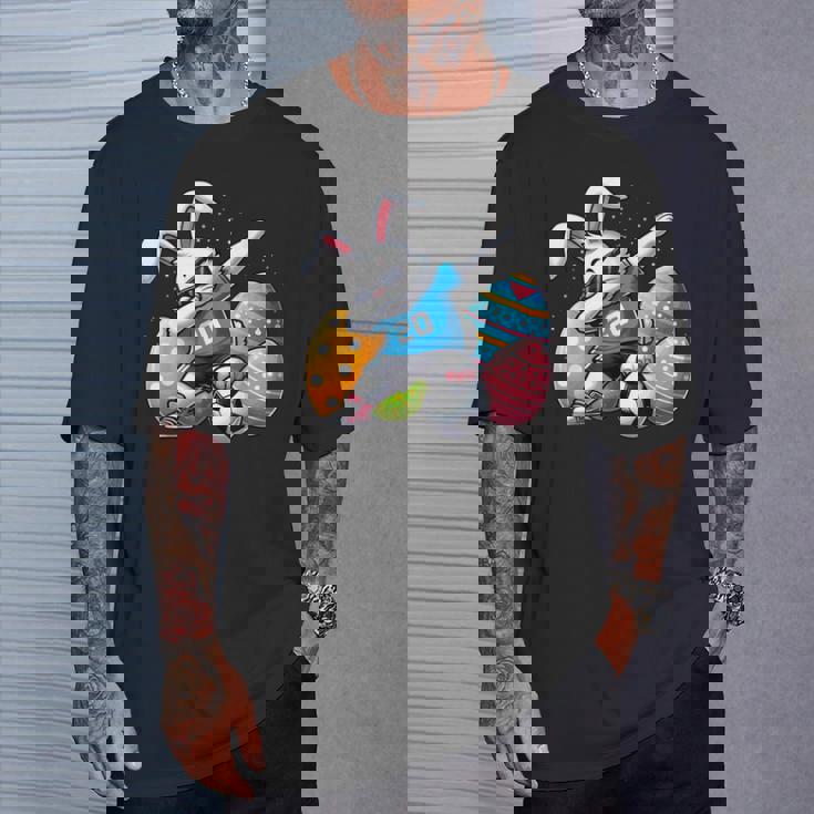 面白いイースターバニーとサッカーボールで軽くたたくイースターバニー。 Tシャツ 彼への贈り物