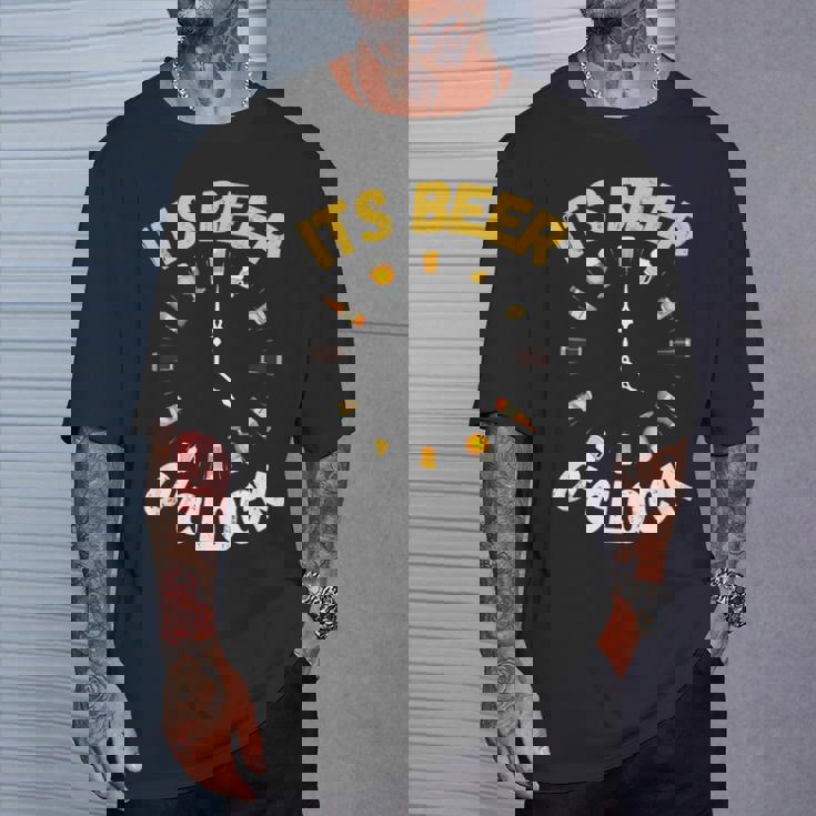 面白いビールoクロックティー。ナショナルビールデー、父の日に。 Tシャツ 彼への贈り物