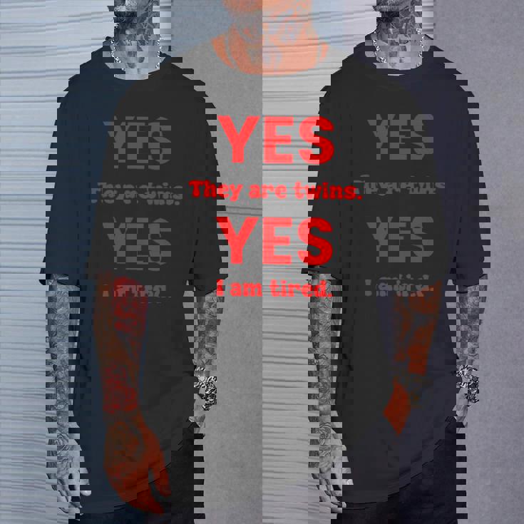 面白い双子子育てはい双子ですはい私は疲れています Tシャツ 彼への贈り物