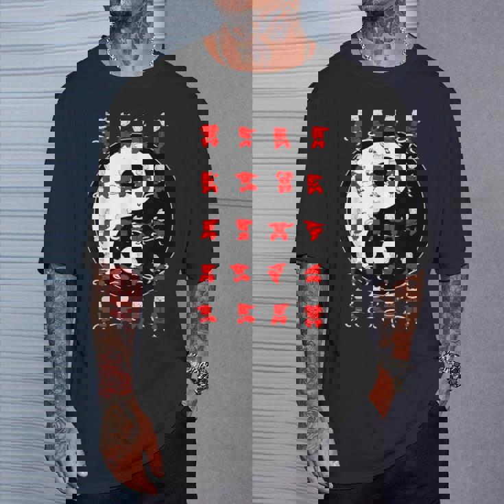 面白い太極拳猫が陰陽のデザインを動かす Tシャツ 彼への贈り物