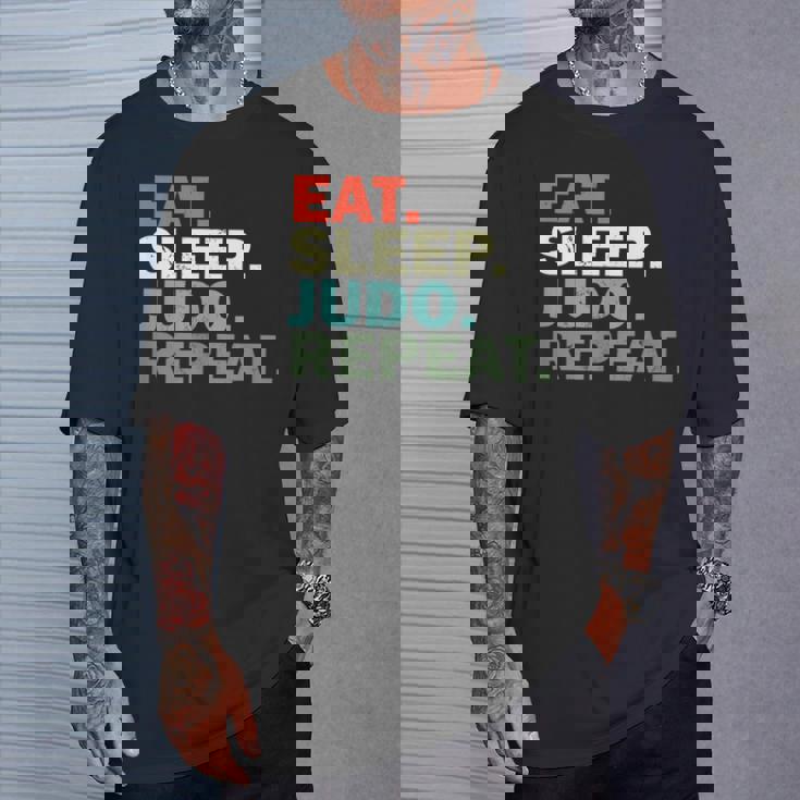 面白い柔道家が寝る柔道を食べる Tシャツ 彼への贈り物