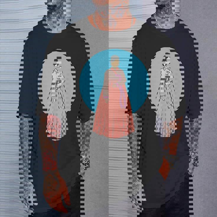 韓国伝統韓服を着た韓国の美少女 Tシャツ 彼への贈り物