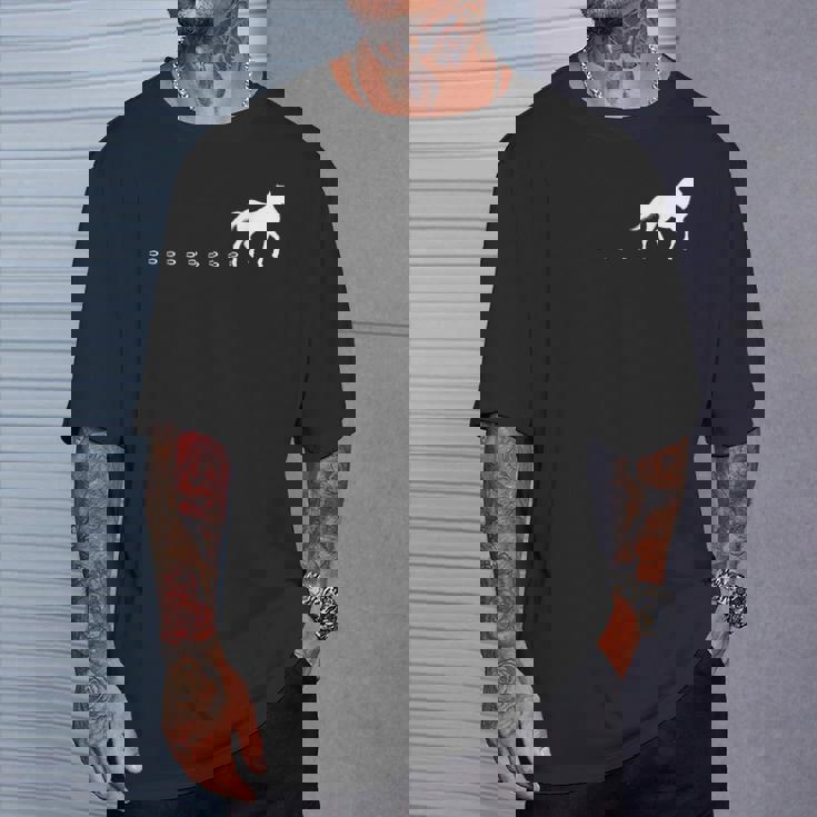 馬の線路、馬蹄、乗馬。 Tシャツ 彼への贈り物