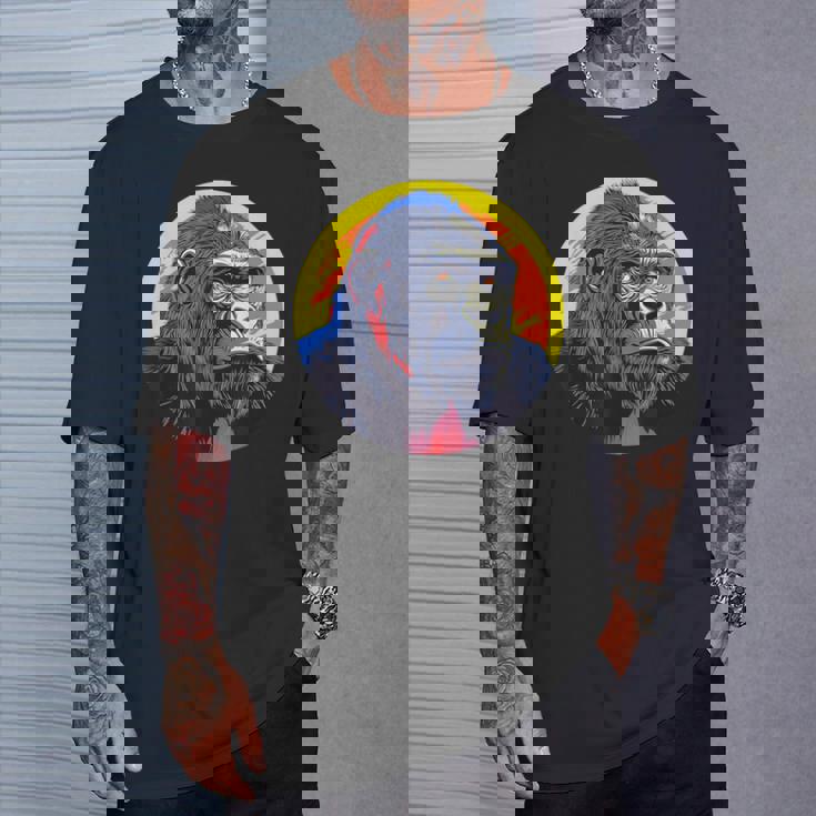 鮮やかなゴリラのイラスト、大胆な色。 Tシャツ 彼への贈り物