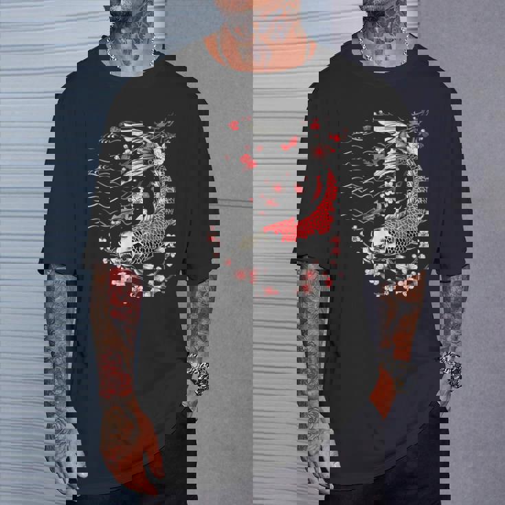 鯉 桜 桜 季節 錦鯉 魚 アジアン Tシャツ 彼への贈り物