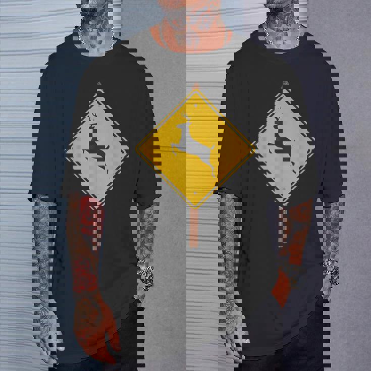 鹿を渡る道路標識コスチューム Tシャツ 彼への贈り物