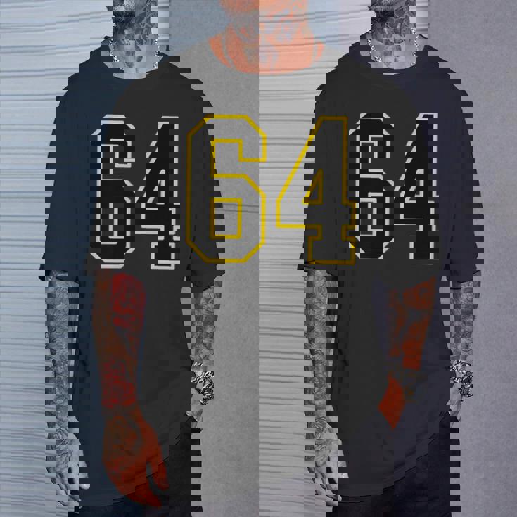 黒と黄色のカレッジスポーツスタイルの64番。 Tシャツ 彼への贈り物