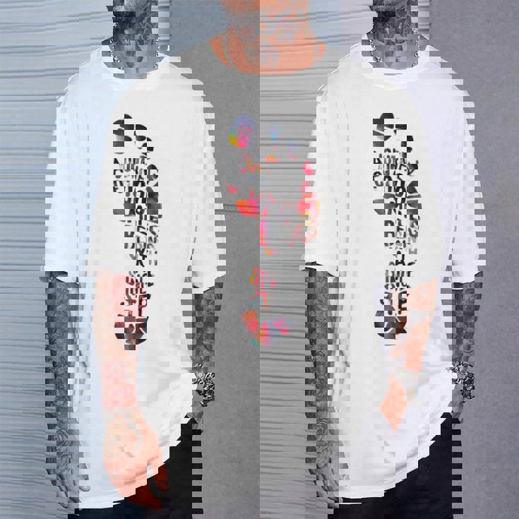 1000マイルの旅は一歩で始まる。 Tシャツ 彼への贈り物