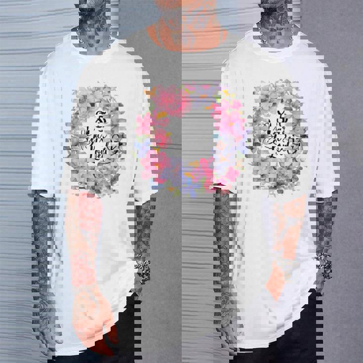 85年間愛されている 85歳の誕生日 花のリースと蝶 Tシャツ 彼への贈り物