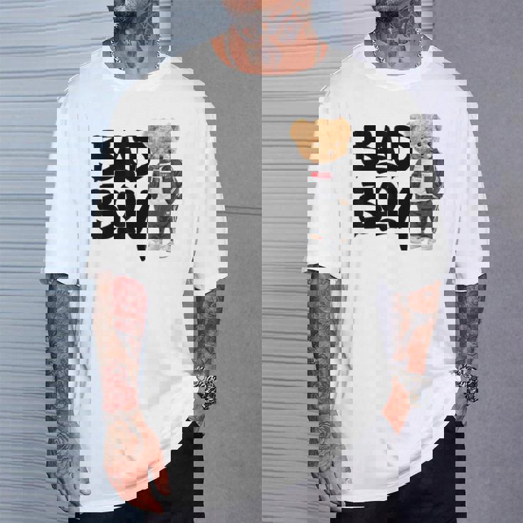 Angry Bad Boystyle、クールなテディベア、バッドボーイグラフィックデザイン。 Tシャツ 彼への贈り物