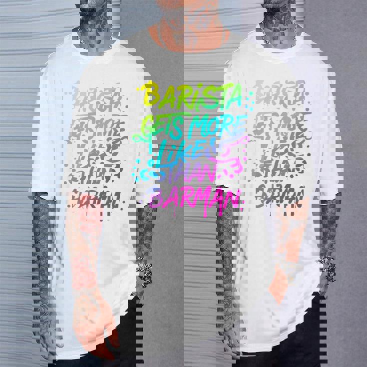 Cool Barista Gets More Likes Than Barman、バリスタ、バーマンより 長袖tシャツ Tシャツ 彼への贈り物