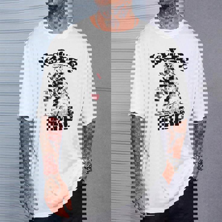 Feeling Feral アライグマ ミーム アルコール 飲酒 恋人 男性 女性 Tシャツ 彼への贈り物