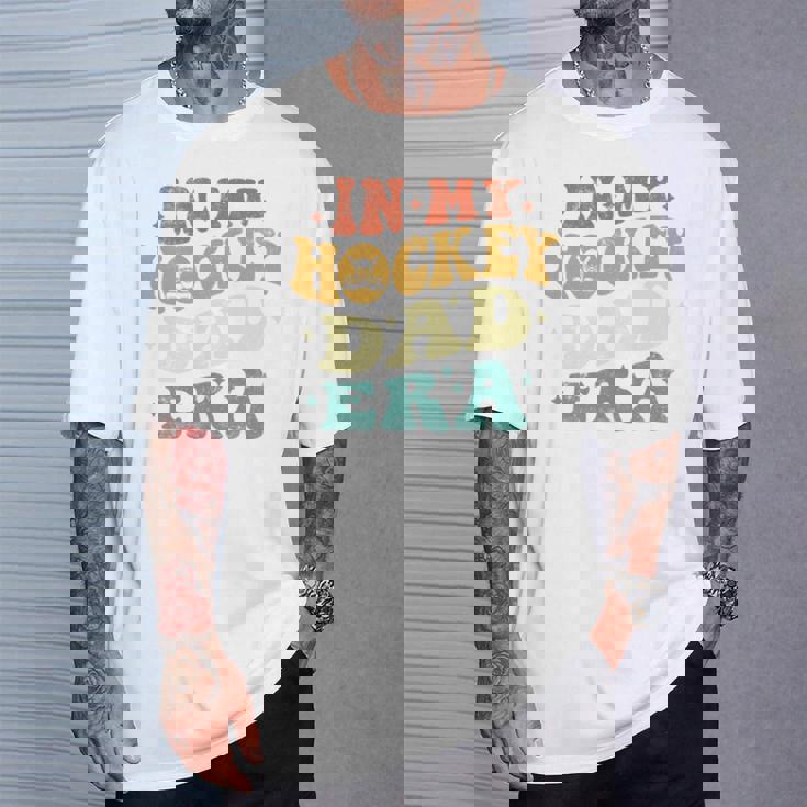 In My Hockey Dad Era ファニーホッケーお父さん ヴィンテージ 父の日 長袖tシャツ Tシャツ 彼への贈り物