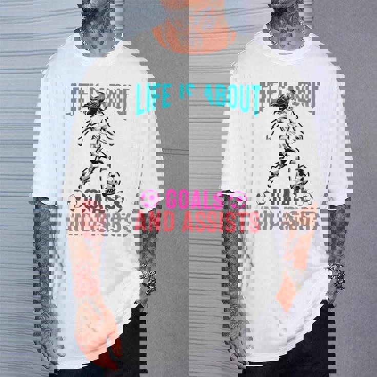 Life's About Goals And Assists サッカー 面白いサッカー選手 Tシャツ 彼への贈り物