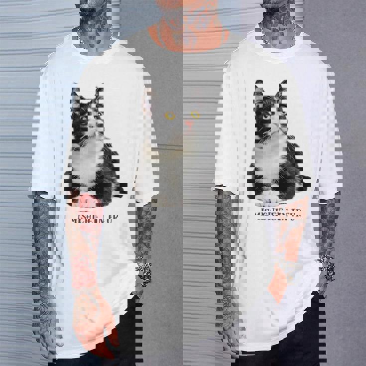 Mischief In Fur 猫写真 ハチワレ猫 黒白猫 猫好き ネタ 猫しもべ 猫飼い 猫依存症 Tシャツ 彼への贈り物