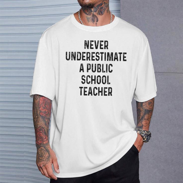Never Underestimate A Publicchool Teacher Motivational Tシャツ 彼への贈り物