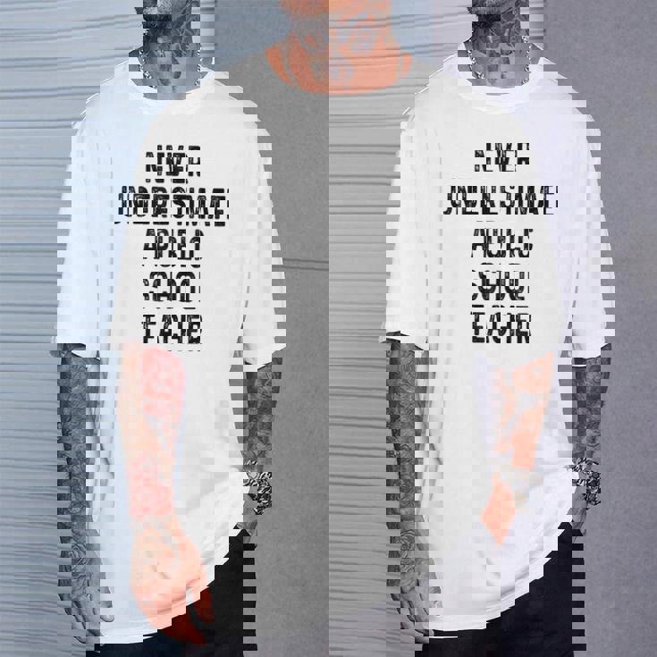 Never Underestimate A Publicchool Teacher Motivational Tシャツ 彼への贈り物