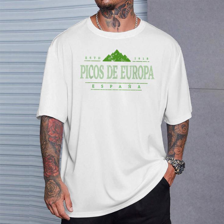 Picos De Europa España Retro Picos De Europa España Montaña Camiseta unisex Regalos para él