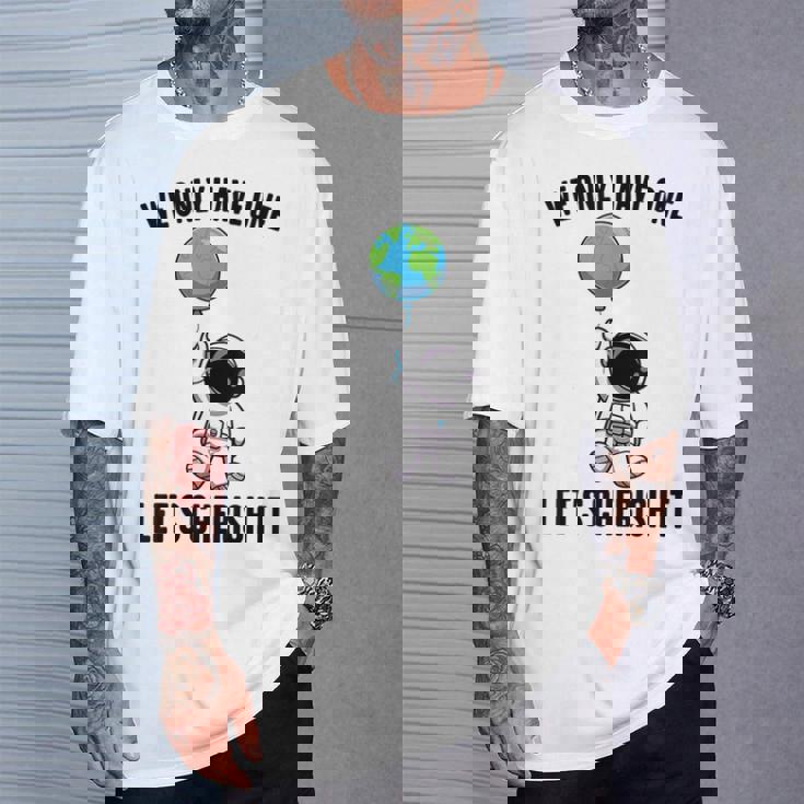 Planets We Only Have One Let's Cherish It 宇宙飛行士 Tシャツ 彼への贈り物