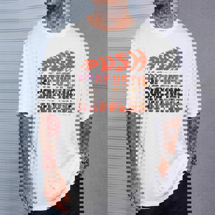 Pray Untilomething Happens インスピレーショナル クリスチャン Tシャツ 彼への贈り物