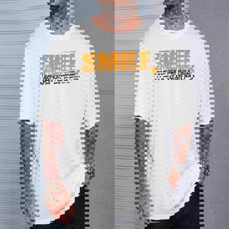 Smile It Makes People Wonder What You're Up To Tシャツ 彼への贈り物