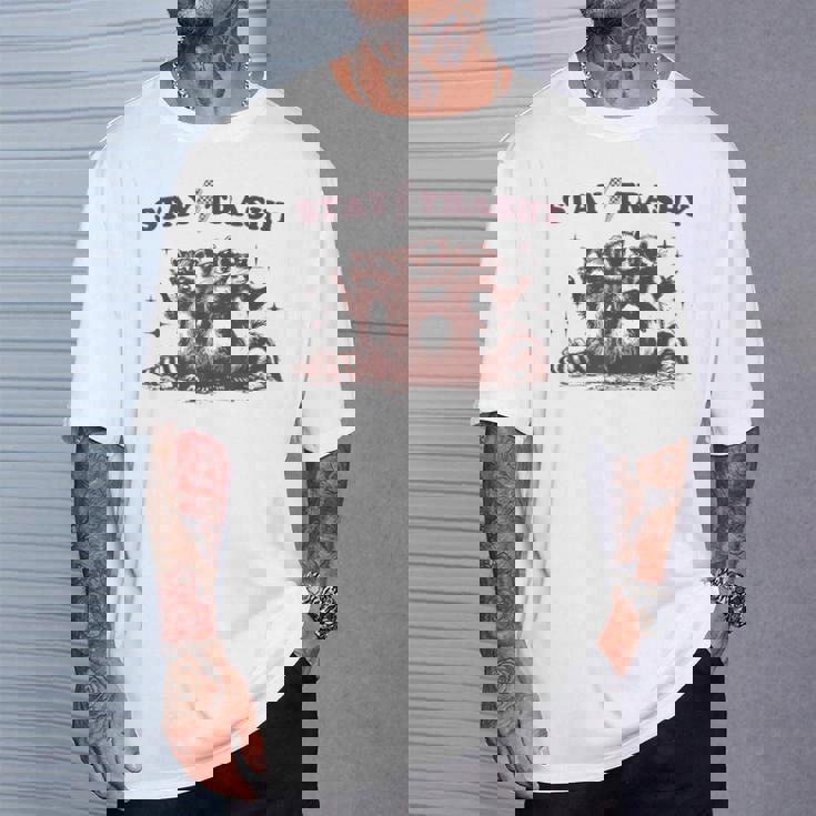 Stay Trashy Raccoon Opossum Tシャツ 彼への贈り物