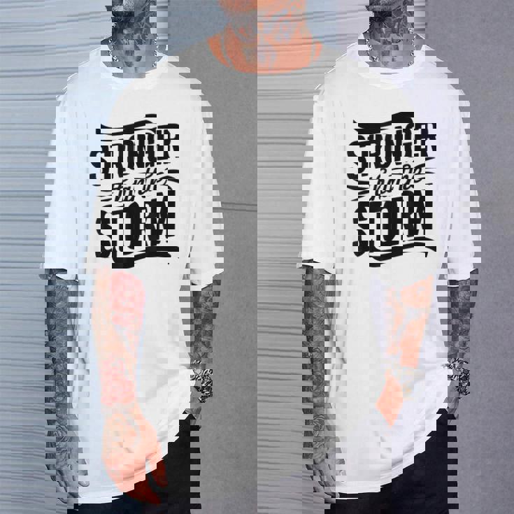 Stronger Than Thetorm Motivational Inspirational Positive Tシャツ 彼への贈り物