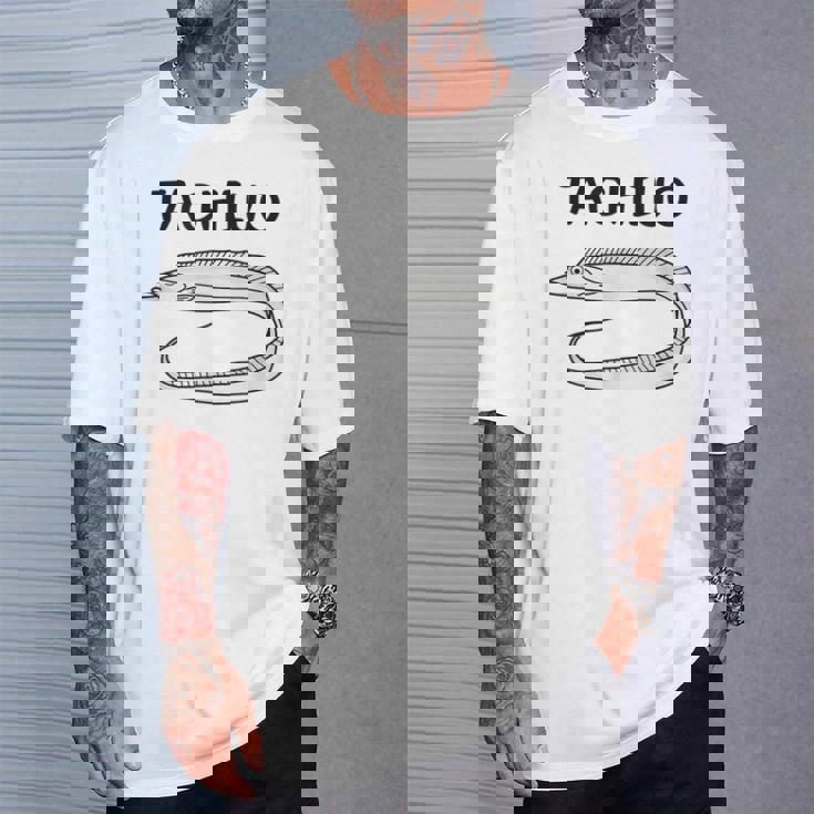 Tachiuo 太刀魚 タチウオス 魚好き 願掛け 釣り好き 海釣り 趣味 おもしろ 寿司ネタ 趣味釣り 船釣り 釣り Tシャツ 彼への贈り物