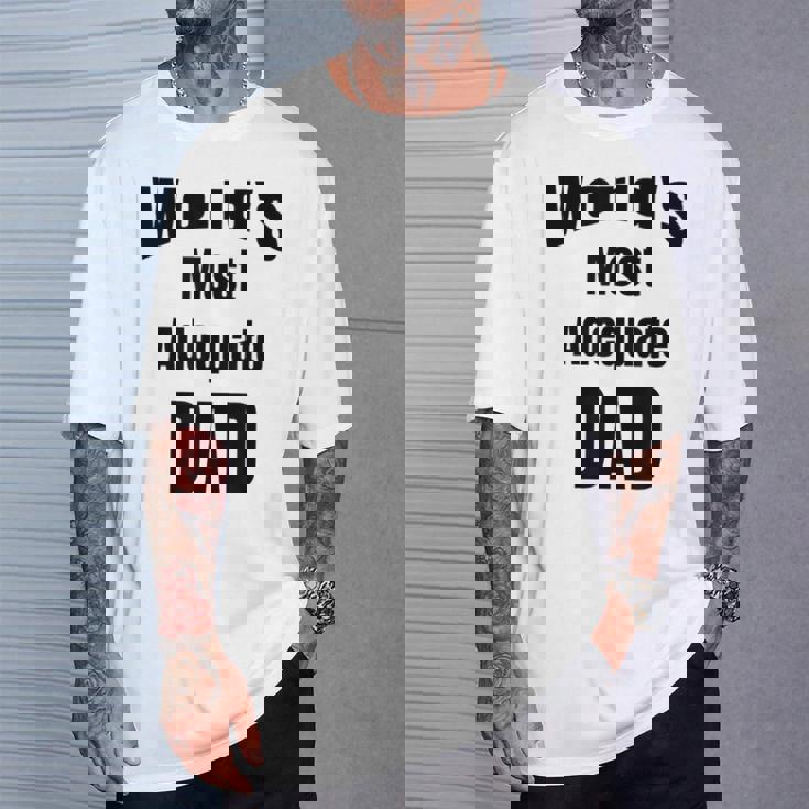 World's Most Adequate Dad はポップへの面白いギフトになります。 Tシャツ 彼への贈り物