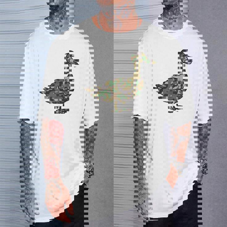 「鴨フラージュ」かも カモフラージュ 迷彩 ダジャレ 駄洒落 動物 鳥 カモ 鳧 カムフラージュ 兵士 軍隊 軍人 国防 Tシャツ 彼への贈り物