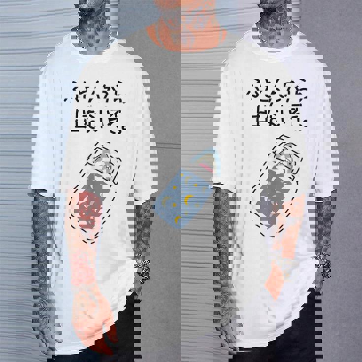 【ふとんから出ないぞ】サメ 鮫 さめ おもしろ 面白い 可愛い 眠い 寝る ウケる 文字 ギャグ ネタ ウケ狙い 笑える Tシャツ 彼への贈り物