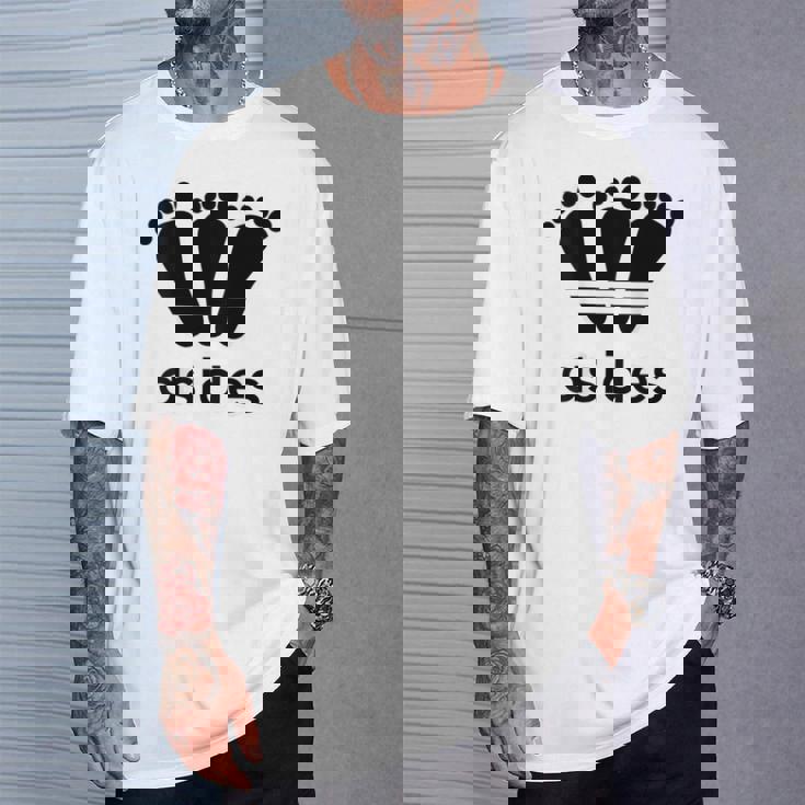 【バックプリント・背中側】アシデス Asides 足です。【変なデザイン屋さん】スポーツ ブランド パロディ 面白 Tシャツ 彼への贈り物