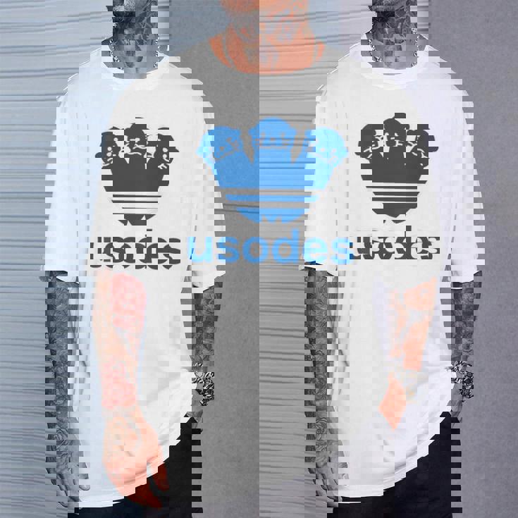 【バックプリント・背中側】ウソデス Usodes かわうそです。《ブルー 青》スポーツ ブランド パロディ 面白い Tシャツ 彼への贈り物