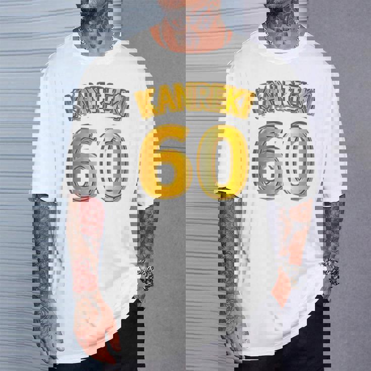 【バックプリント・背中側】還暦 六十歳 60才（ユニフォーム風）赤 レッド【金プレート風 文字】誕生日 面白 Tシャツ 彼への贈り物