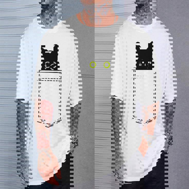 【ポケットから覗くネコ】黒猫 にゃんこ 猫好き 猫 可愛い ネコ 子猫 ネコ好き 面白い 変な 遊び心 ネタ ウケ狙い Tシャツ 彼への贈り物