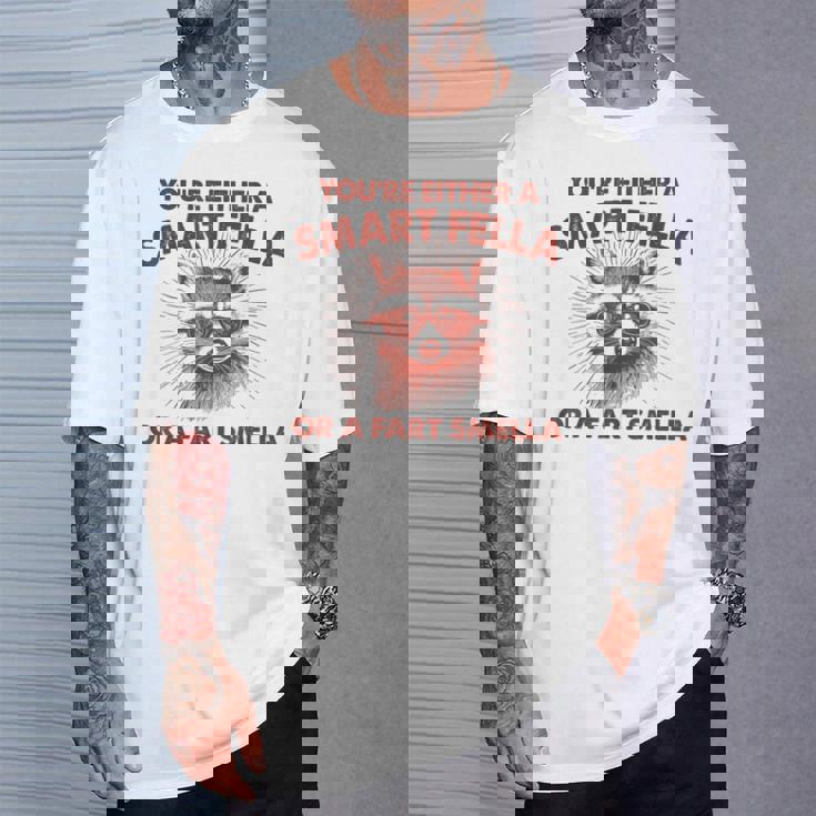 お前は利口なやつかおなら臭いのどっちかだ Tシャツ 彼への贈り物