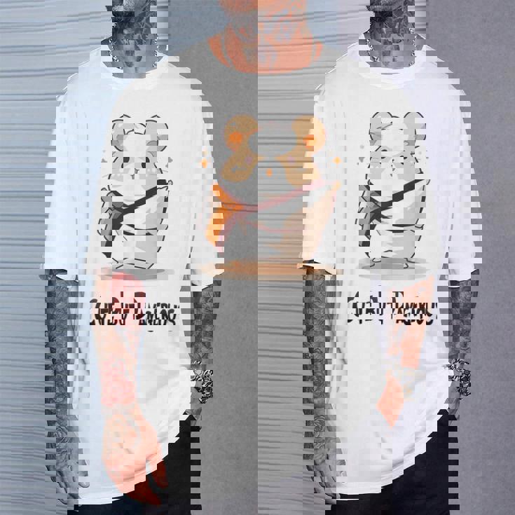 かわいいけど危険な面白いハムスター空手 Tシャツ 彼への贈り物